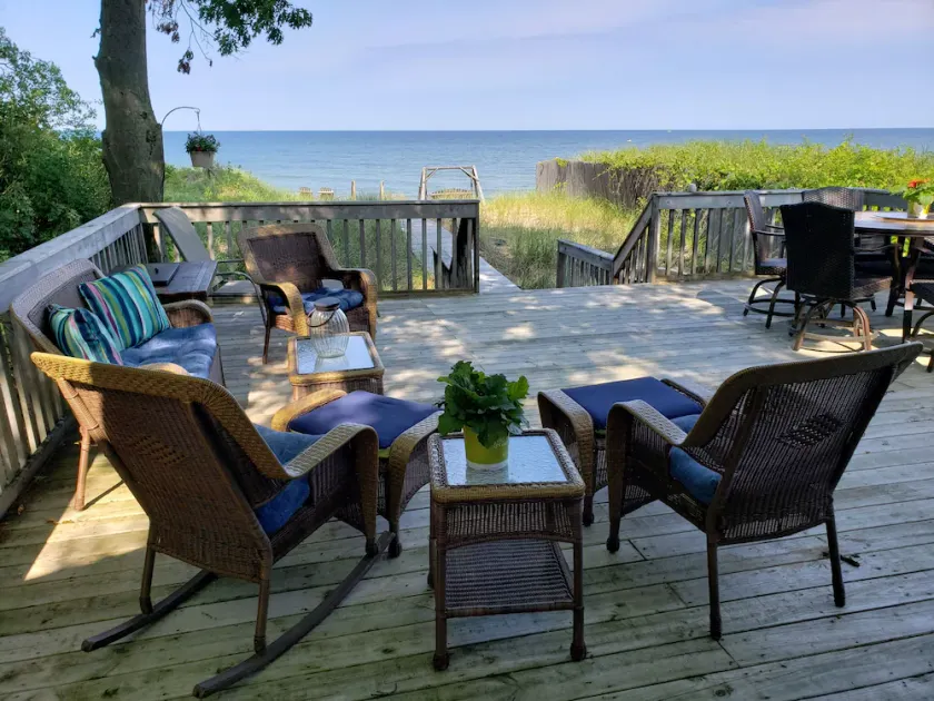 Lake Michigan Beachfront Cottage med kæmpe dæk og lav bløff - nyligt opdateret! - Image 1