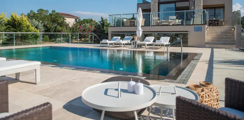 Exceptional villa with pool on the seafront - Image 1