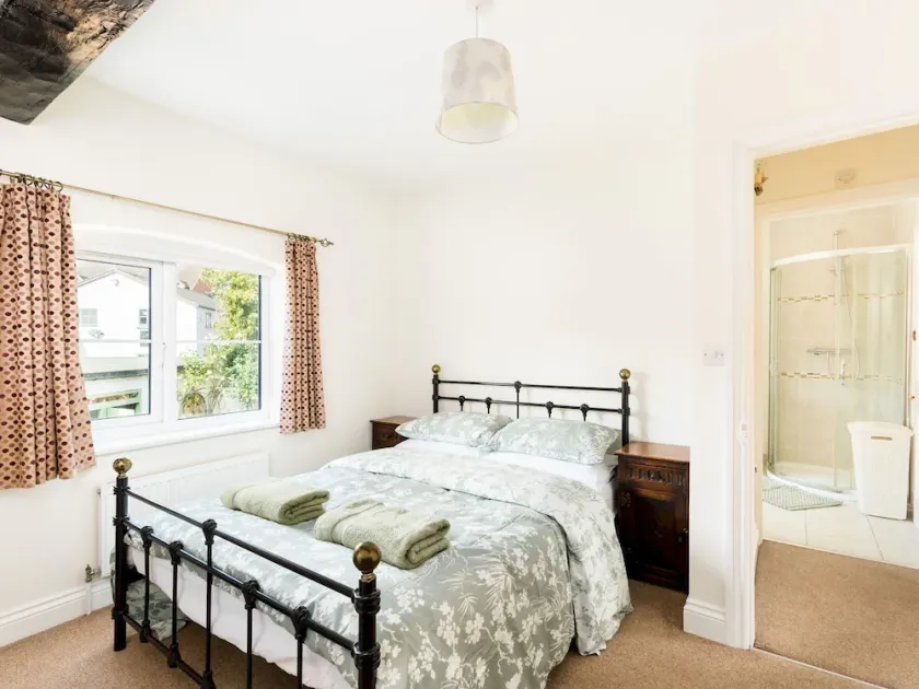 CV34 4JD 20 St Nicholas Church Street · Cosy 2 Bed, Central Warwick & Parking | Pass The Keys - Image 1