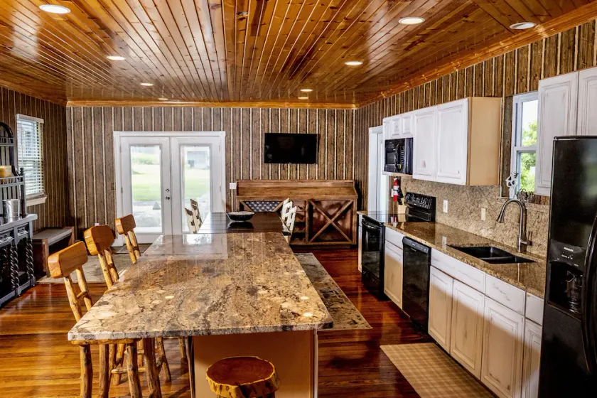 Beautiful Private Updated Farmhouse  - Image 1