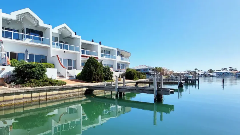 Mandurah Canal Holiday Home with own jetty! Boats! Crabs! Dolphins! - Image 1