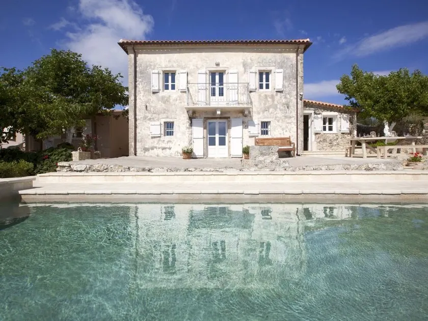 Unique, luxurious villa with infinity pool and sea view, free WiFi - Image 1