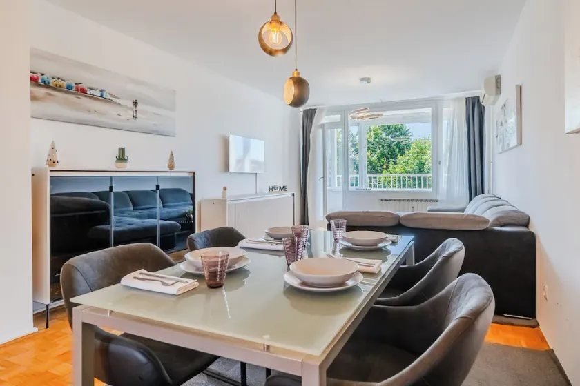 The Green Corner Apartment With Balcony - Happy Rentals - Image 1