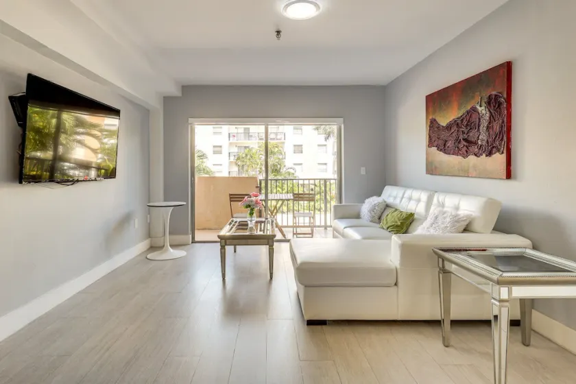 Coastal Getaway in Sunny Isles-Pool, Beach & Fun! - Image 1