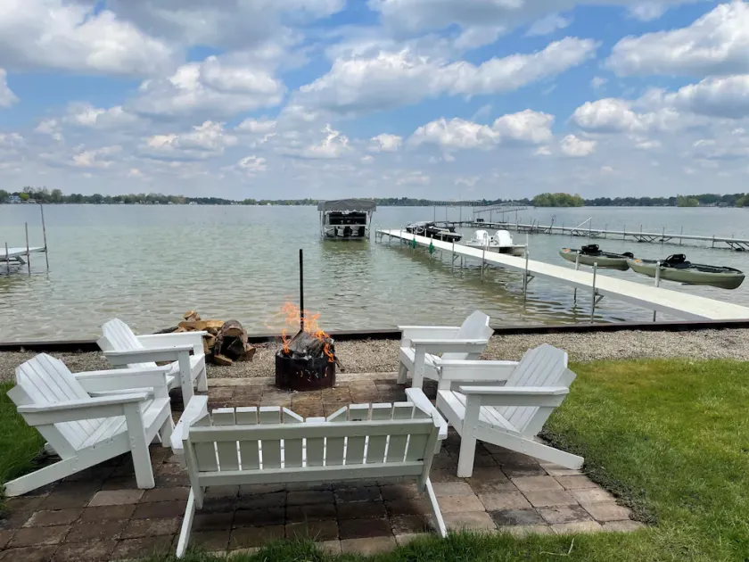 Spacious, remodeled,  family friendly lakefront home. - Image 1
