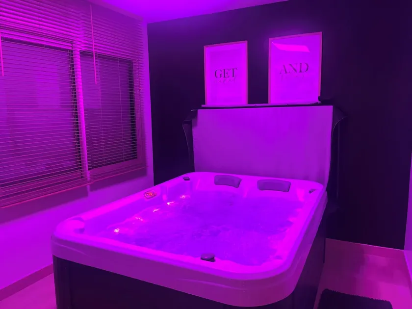 HEATED SWIMMING POOL 2-person apartment with private spa in villa - beach 300m away - Image 1