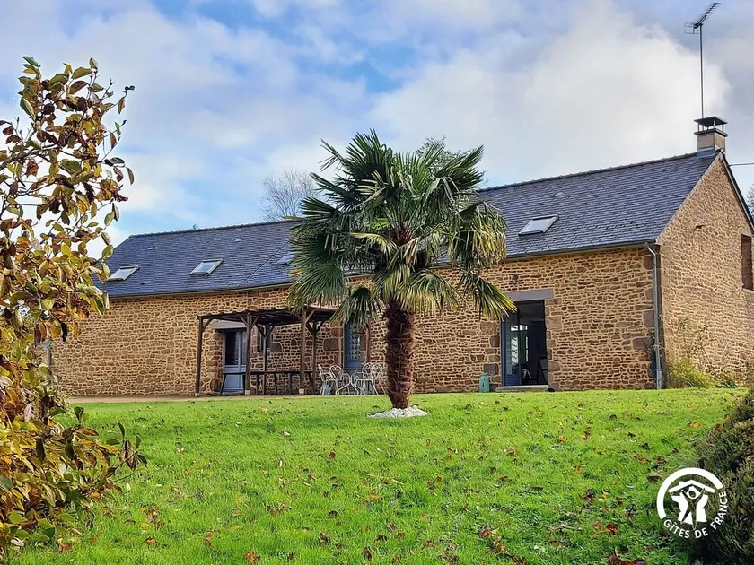 Spacious 6-Bedroom Cottage with Fishing Pond, Games & Garden - Sleeps 12-15 - Image 1