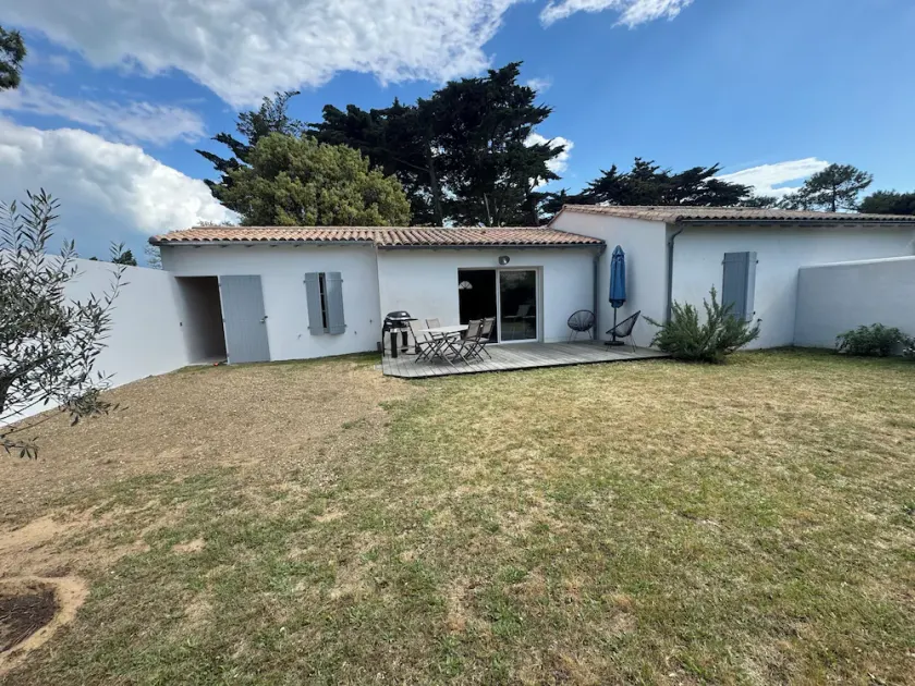 House 300 meters from the beach, enclosed yard for 2 cars, garden and terrace - Image 1
