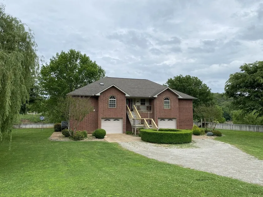 Private home on the bank of the White River - Image 1
