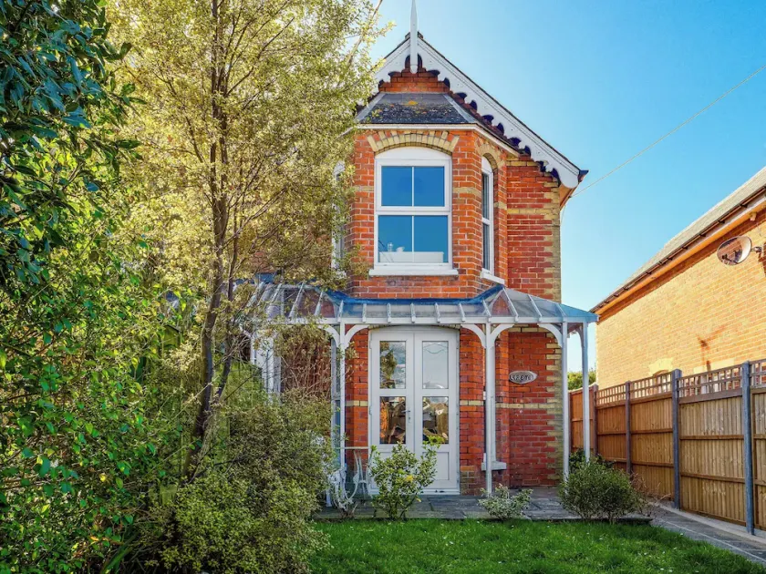 3 bedroom accommodation in Middleton, Freshwater - Image 1