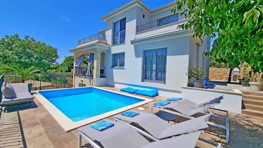 Ferienwohnung VIKTORIJA mit privatem Pool - Image 1