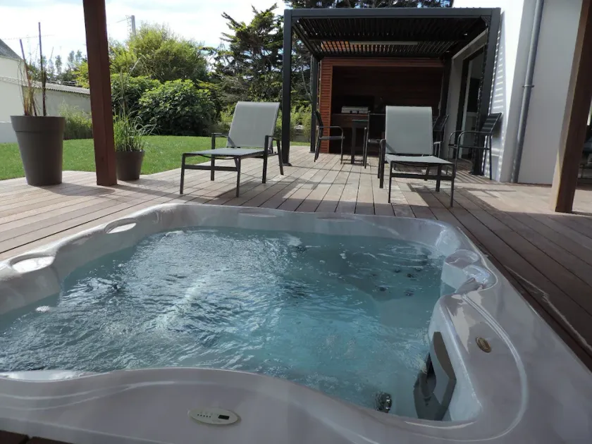 Superb new villa with jacuzzi, on closed garden. - Image 1