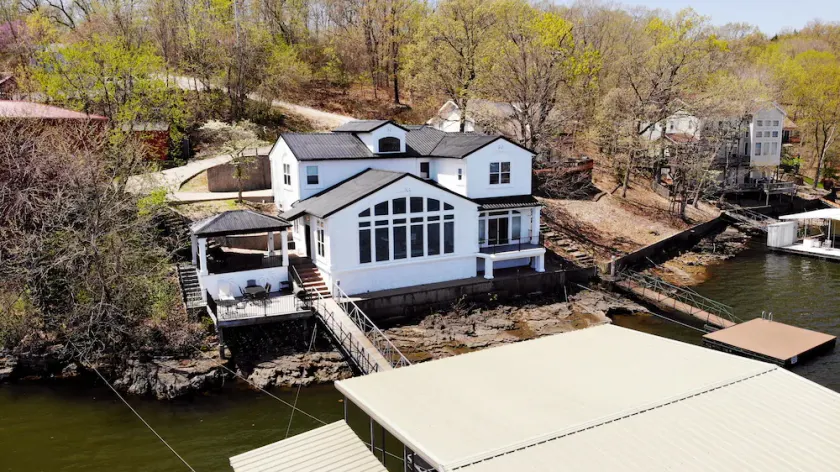 Executive Getaway close to all the action with Private 2 slip dock - Image 1