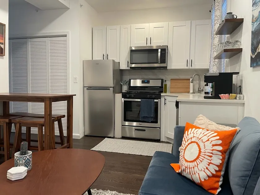 <br> Beautiful Jersey City Mid-Century Apt near NYC - Image 1