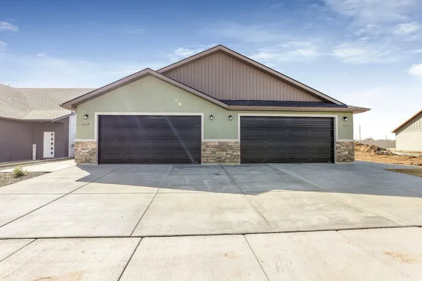 New construction duplex, clean & comfortable 1075 - Image 1