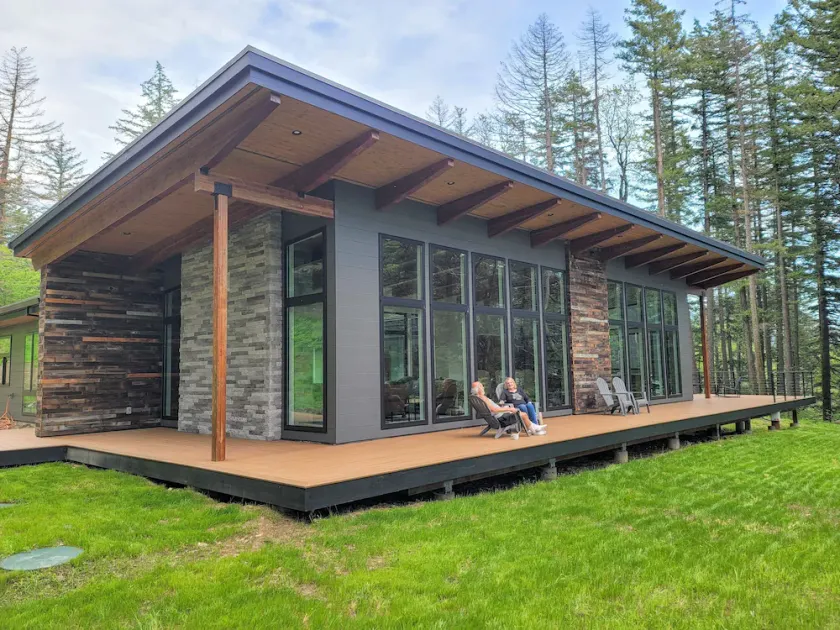 Amazing New 5 Bed Home next to the Columbia River. Sleeps 10 adults & 6 Kids - Image 1