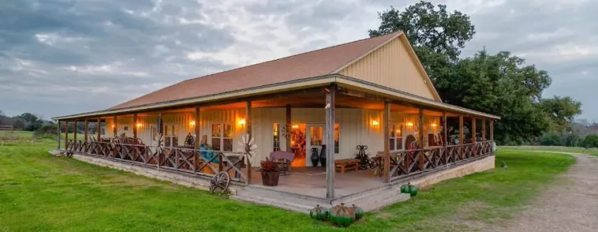 Round Top Hotel - Image 1