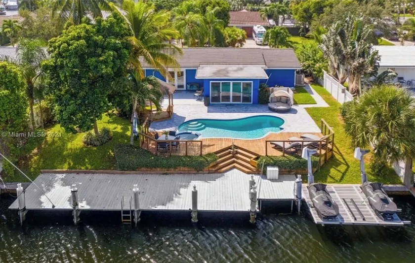 Stunning 3bdr, water front, amazing view, hot tub, pool!!! Close to the beach!  - Image 1