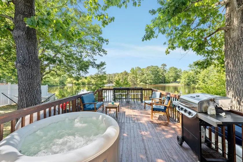 Lake & Kayaks w Hot Tub - 20 Mins to Beaches! - Image 1