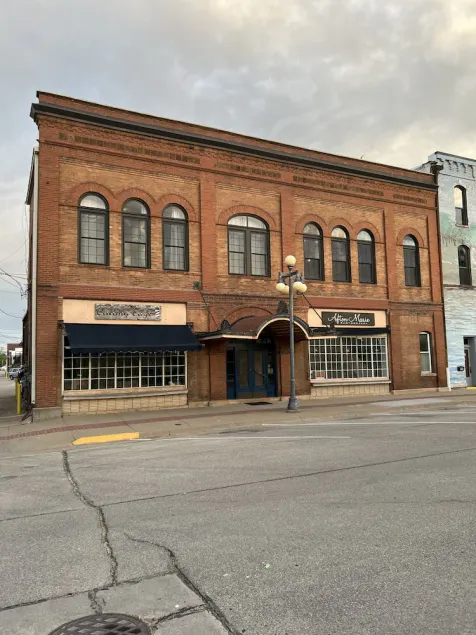 Vintage Remodeled Apartment in Historic Downtown Vinton - Image 1