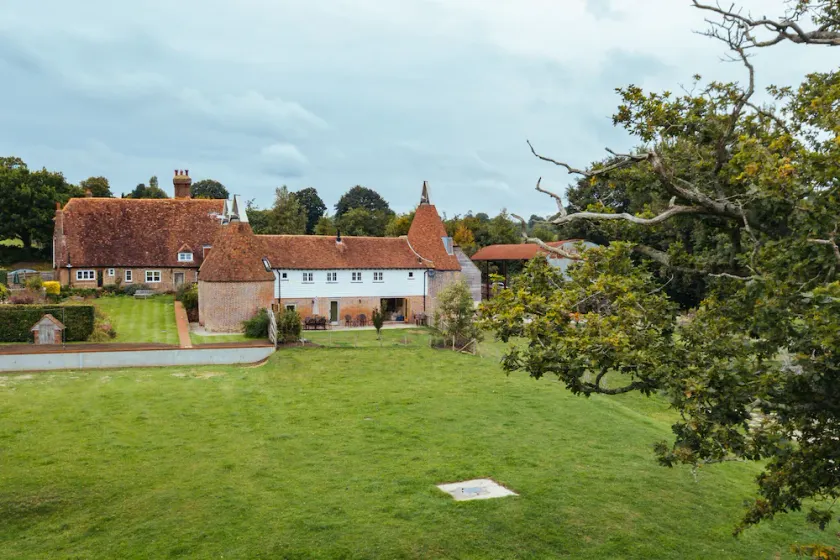 Converted barn / Oast House with amazing views and EV chargers - Image 1