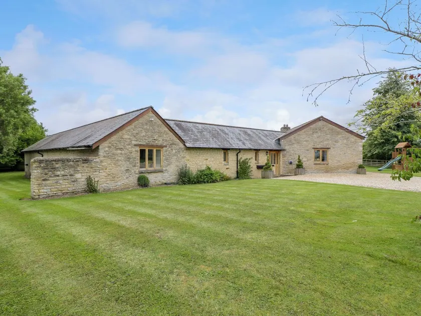 LOWER FARM BARN, pet friendly, luxury holiday cottage in Bampton - Image 1