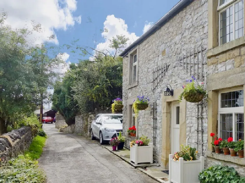 Peak District Luxury cottage, sleeps 8 plus pets - Image 1