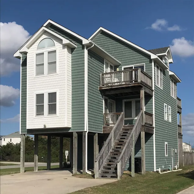 SPACIOUS FAMILY FRIENDLY HOME, 300 STEPS TO BEACH, PRIVATE POOL/HOT TUB - Image 1