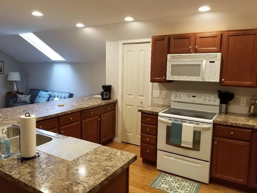 Convenient to the center of town! Beautifully decorated, quiet apartment. - Image 1