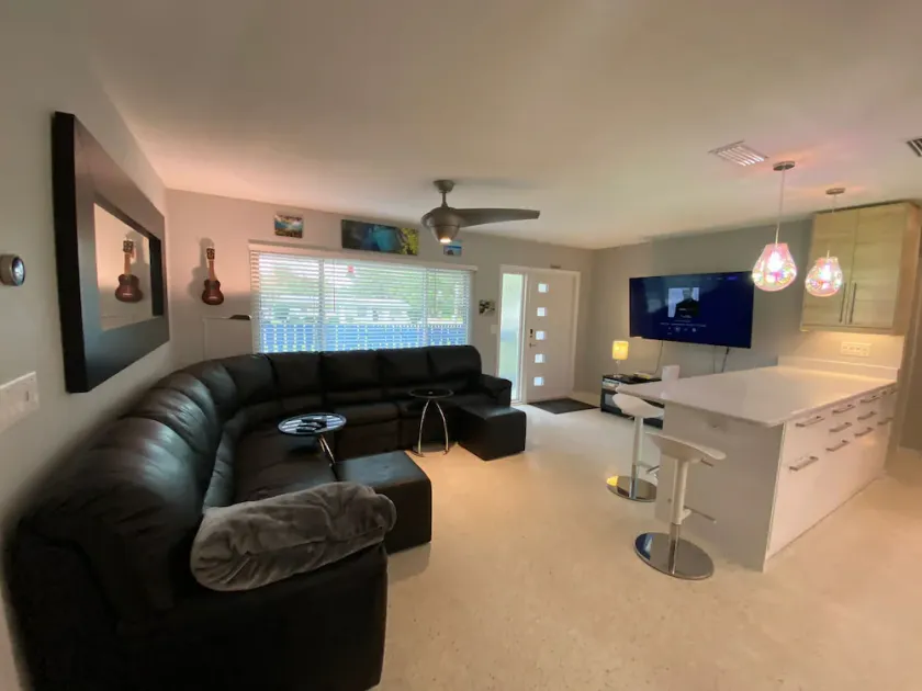Relaxing FUN Home- short walk to Rainbow River - Image 1