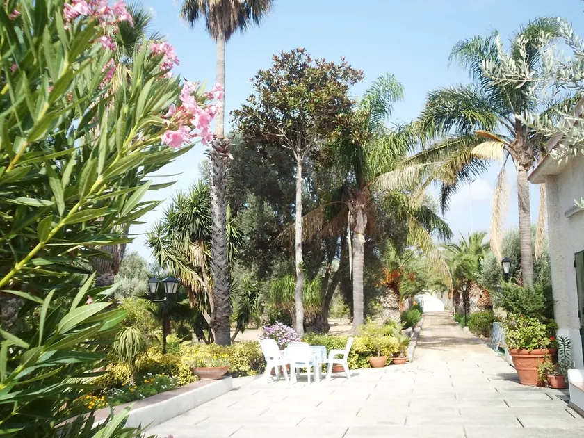 ENCHANTING VILLA IMMERSED IN A BOTANICAL GARDEN OF 12000 MT 5 MINS FROM THE SEA - Image 1
