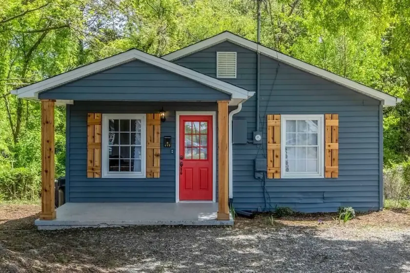 Charming cottage north of Gastonia — stylish, comfy retreat near local amenities - Image 1