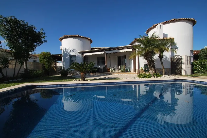 Maison avec piscine privée, climatisation, internet - Image 1