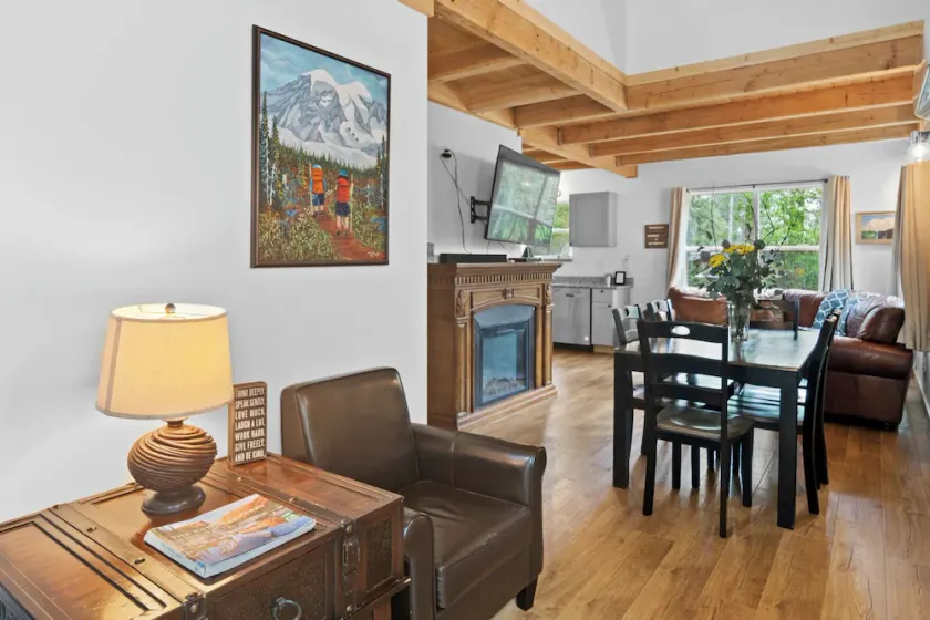 Mt. Rainier Chalet w/ Sauna-Game Table-Hot Tub-Massage Chair-EV-WiFi - Image 1