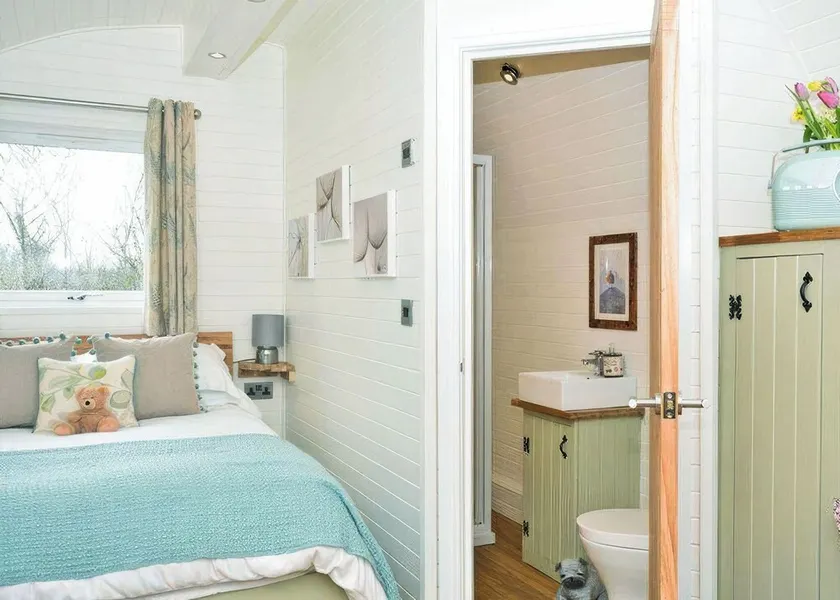 Pet Friendly Rustic Pod - Image 1