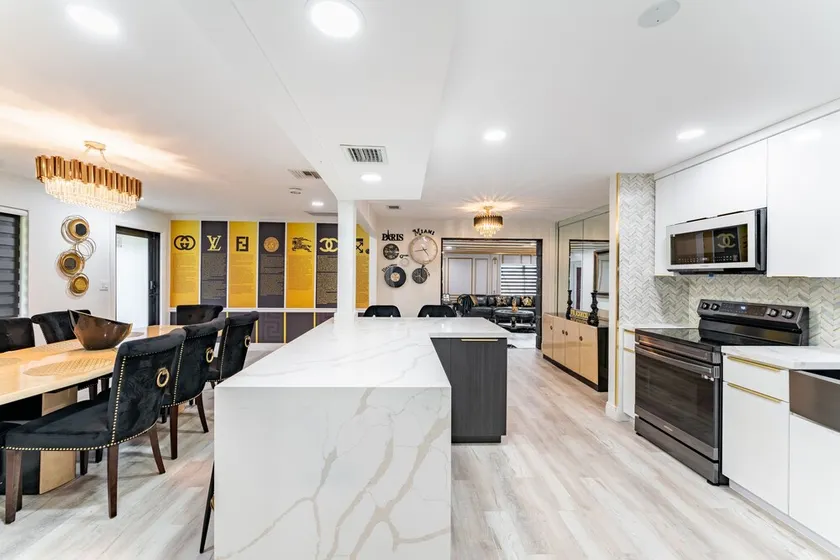 Blackrock Lux ~ High-End Designer Oasis ~ 7min from Airport ~ EV Charger - Image 1