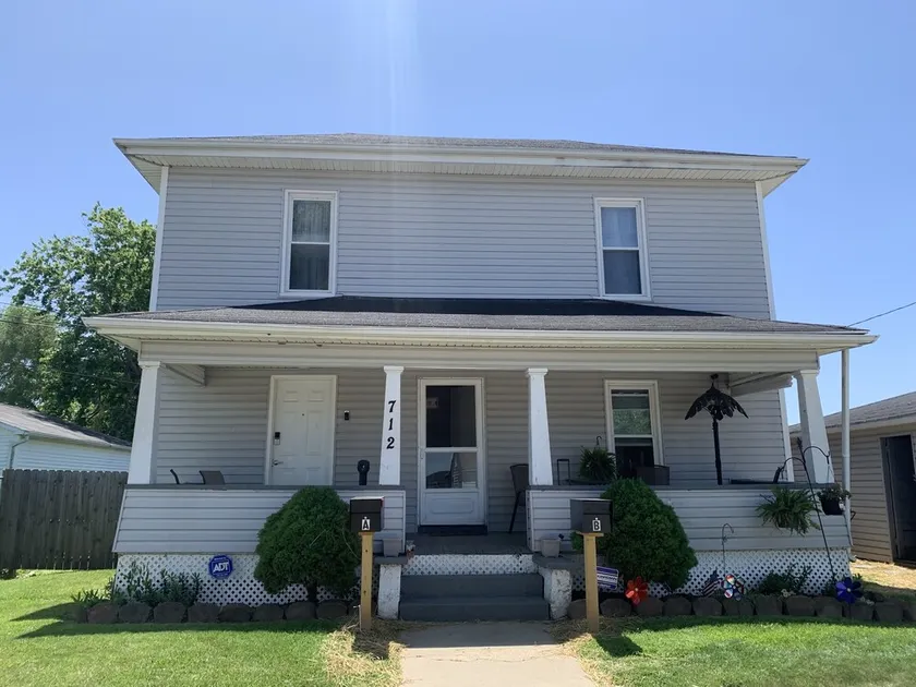 Cozy 2nd story walk-up apartment - Image 1