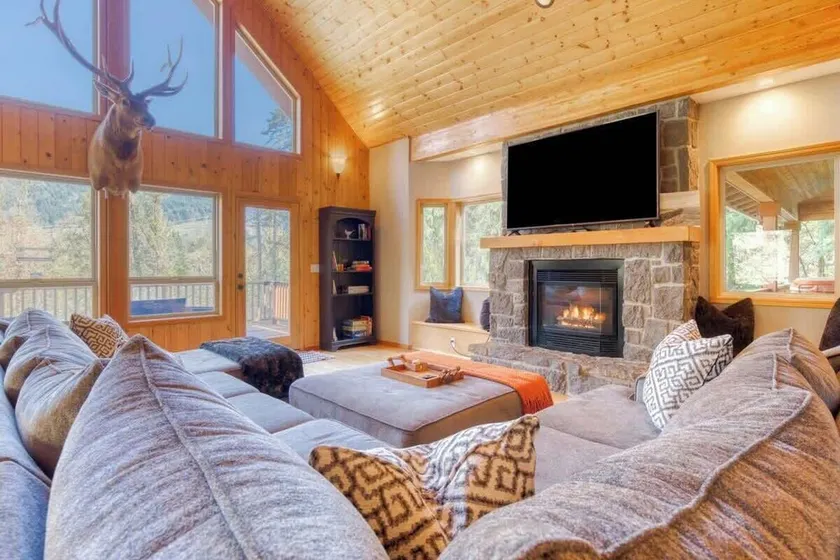 Iron Mountain Spacious Secluded Lodge with Hot Tub & Game Room - Image 1