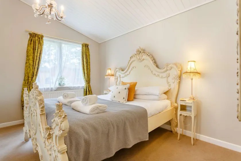 Holiday Lodge in The Cotswolds - Image 1