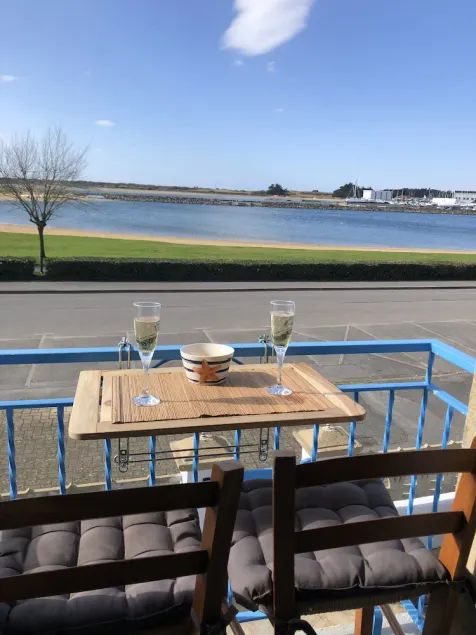 Exceptional seafront location - Image 1