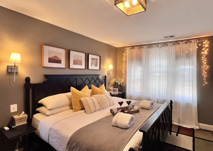 Modern/Luxury 2 bdrm- KING Bed- University City - Image 1