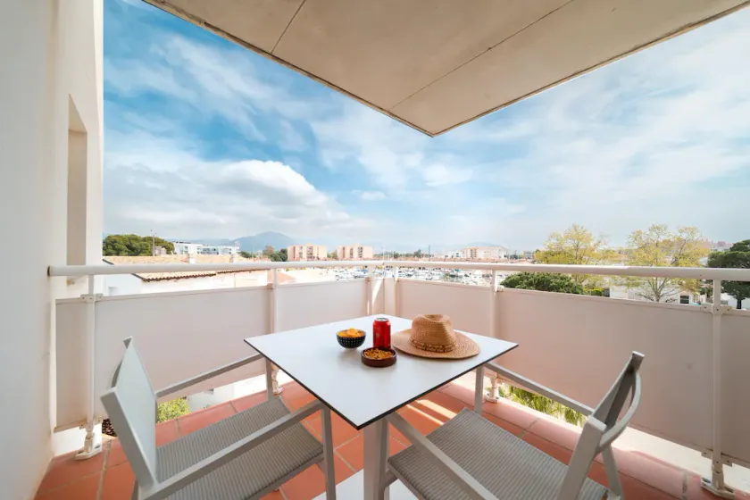 Renovated apartment with south orientation and seasonal communal pool in Santa Margarita (Roses) - Image 1