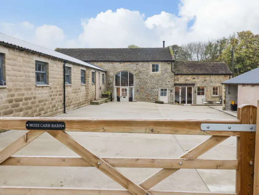 MOSSCARR BARN, pet friendly, luxury holiday cottage in Pateley Bridge - Image 1