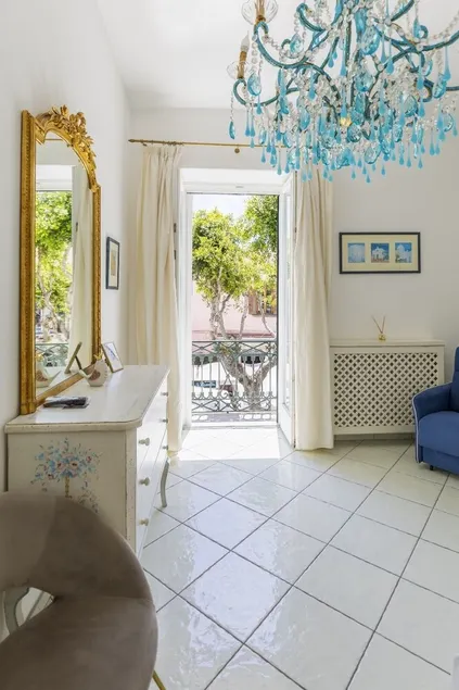 Queen Suite - Luxury Rooms - Image 1