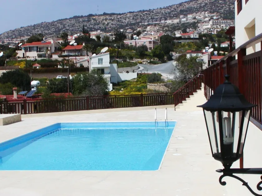 Luxury 1 bedroom apartment (sleeps 4) with shared pool - Image 1