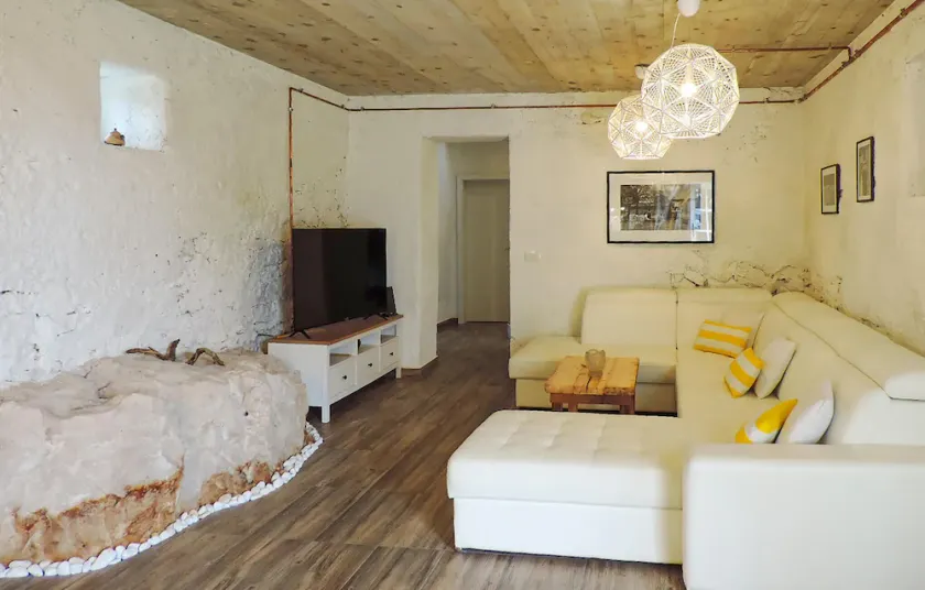 6 Bedroom Pet Friendly Home In Labin - Image 1