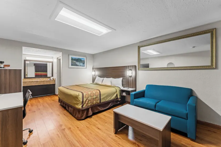 Guest Inn Rogers - Image 1