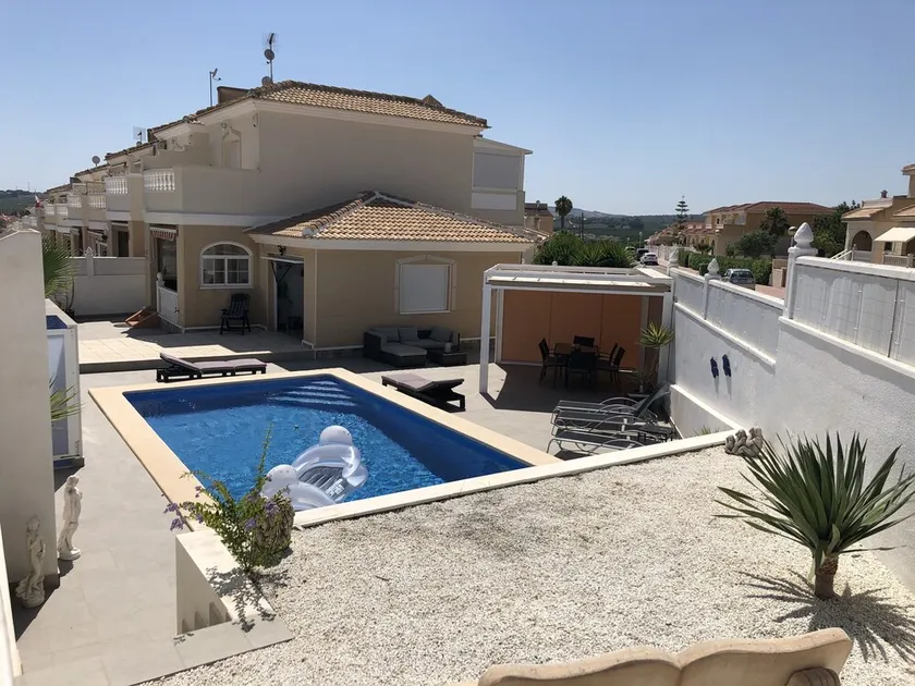 Villa mit privatem Pool und einer großen geschlossenen Sonnenterrasse. - Image 1