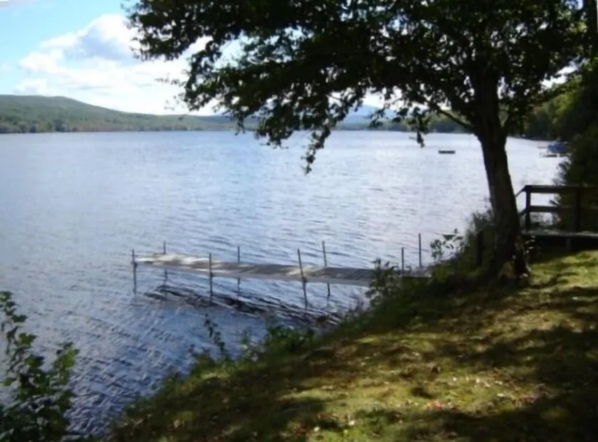 Angenehmes Adirondack Lakefront Camp wartet auf Ihre Ankunft - Image 1