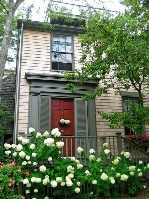 Spacieux et historique: Maison Nantucket classique avec grand jardin, charme et élégance - Image 1